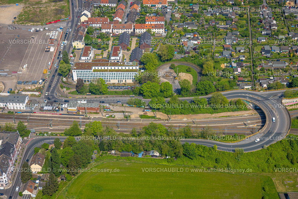Duesseldorf240501124 | Luftbild, Glasmacherviertel mit Neubau the niu seven Hotel, Gerresheim S-Bahn Haltestelle, Brücke und geschwungene Glashüttenstraße über Bahngleise, KGV Kleingartenverein Im Brühl e.V., Gerresheim, Düsseldorf, Rheinland, Nordrhein-Westfalen, Deutschland