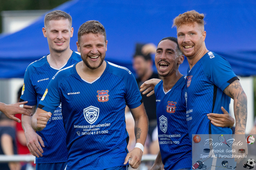 Hessenliga: Türk Gücü Friedberg - FC Eddersheim, 09.08.2024 | Toni Reljic (Türk Gücü Friedberg #44) &amp; Noah Michel (Türk Gücü Friedberg #33) &amp; Patrick Schorr (Türk Gücü Friedberg #23) &amp; Kamil Yikilmaz (Türk Gücü Friedberg #7) beim Torjubel, Türk Gücü Friedberg - FC Eddersheim, Friedberg, Städtischer Sportplatz, 9.8.2024 - Realisiert mit Pictrs.com