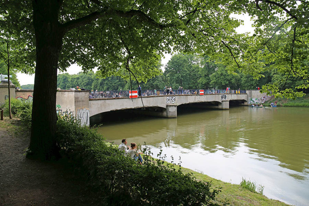 Foto: Leipzig - Sachsenbrücke | Das Team hinter BILDLEXIKON LEIPZIG bündelt historische wie aktuelle Informationen über die Stadt Leipzig in Text und Bild auf einer Plattform und stellt diese der interessierten Öffentlichkeit zur Verfügung.