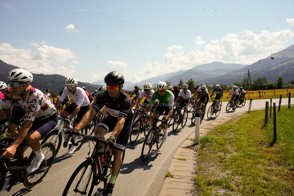 281_20230817_Bewerb_Maenner_Muehlanger | AUT - OESTERREICH, 2023-08-16: SPORT RENNRAD-FAHREN - 55. INTERNATIONALER RADWELTPOKAL IN ST. JOHANN IN TIROL  - Vintage-Radrennen mit WM-Bronze-Medaillen-Siegerin Christina Schweinberger, den Teilnehmer und Alexander Baumann (vom Orginastions-Team) - TAG 2 BEWERB MAENNER IN SECHS GRUPPEN  ; Foto: Roland Muehlanger