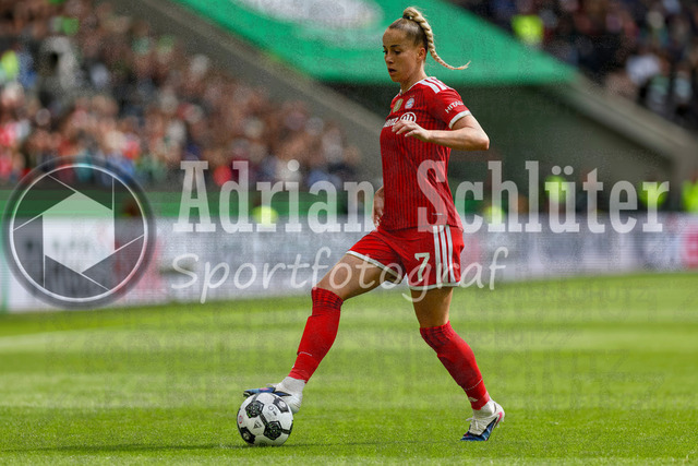 14.05.2026, GER, Fussball, Frauen, DFB-Pokal, Finale, Saison 2025/2026, VfL Wolfsburg - FC Bayern München | Giulia Gwinn (Bayern) in Aktion am Ball, Einzelaktion