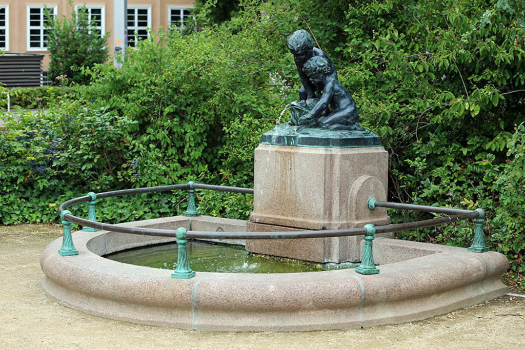 Foto: Leipzig - Froschbrunnen | Das Team hinter BILDLEXIKON LEIPZIG bündelt historische wie aktuelle Informationen über die Stadt Leipzig in Text und Bild auf einer Plattform und stellt diese der interessierten Öffentlichkeit zur Verfügung.