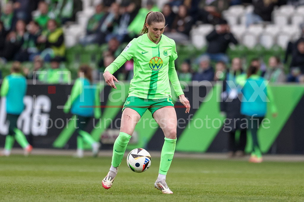 Fussball, Google Pixel Frauen-Bundesliga, VfL Wolfsburg - SGS Essen | v.li.: Jule Brand (VfL Wolfsburg, 29) am Ball, Freisteller, Einzelbild, Ganzkörper, Aktion, Action, Spielszene, DIE DFB-RICHTLINIEN UNTERSAGEN JEGLICHE NUTZUNG VON FOTOS ALS SEQUENZBILDER UND/ODER VIDEOÄHNLICHE FOTOSTRECKEN. DFB REGULATIONS PROHIBIT ANY USE OF PHOTOGRAPHS AS IMAGE SEQUENCES AND/OR QUASI-VIDEO.