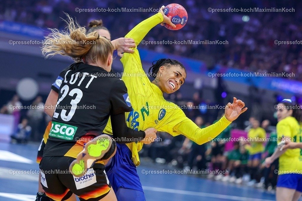 IHF09122502077 | 09.12.2025, Handball WM Frauen, Viertelfinale, Deutschland - Brasilien, 27th IHF Women's Handball World Championship, Westfalenhalle Dortmund: Annika Lott (GER #23) im Zweikampf gegen  Bruna de Paula (Brasilien #02) 