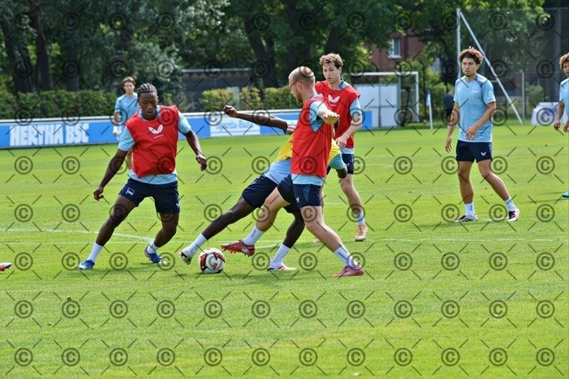 RGE_9752 | Hertha BSC, 2.Bundesliga, Herren, Fußball, Training auf dem Schenckendorffplatz, Mittwoch 29.07. 2026, Saison 2026/27, im Bild von li. Jelani NDi (Hertha BSC ), Jon Dabur Thorsteinsson ( Hertha BSC ),  Fotograf: Ralf Gebhardt - Realisiert mit Pictrs.com
