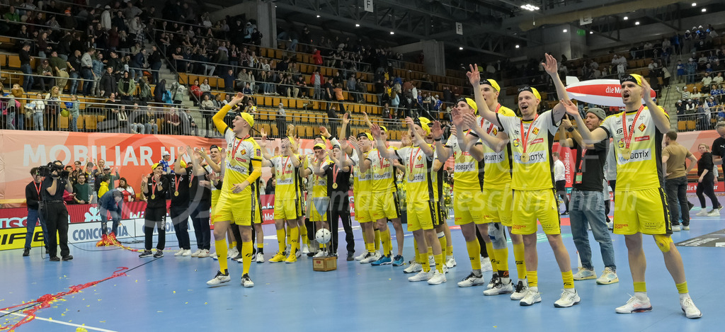 Zug United vs HC Rychenberg - 22. February 2025 | Zug United vs HC RychenbergSporthalle Wankdorf, BernMichel Wöcke (#22 HC Rychenberg Winterthur) zieht das Sigerlied an.Bild: Sportfotografie Markus Aeschimann | www.markus-aeschimann.ch - Realisiert mit Pictrs.com