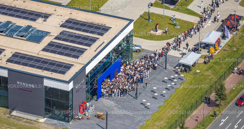Hamm250808784 | Luftbild Hamm Kunstgalerie Mensing, Event, 1000 Besucher werden in der Kunstgalerie Art Cube erwartet, Ex-Rapper Kollega tritt auf, Besucherschlange, Rhynern, Hamm, Nordrhein-Westfalen, Deutschland