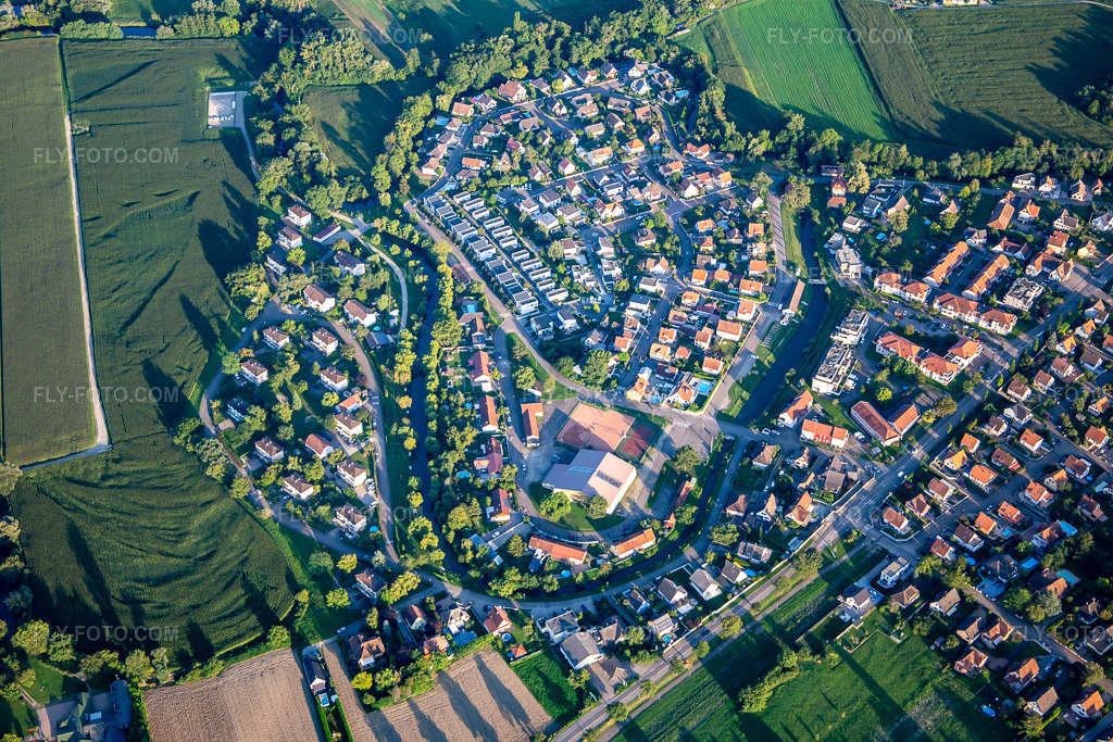 Aerial view: Rue de l'Étang in Plobsheim in the state Bas-Rhin, France.Photo: IMG_137877.jpg taken on 08/18/2023 by Werner Riehm/FLY-FOTO.comResolution of the original: 5472 x 3648 px