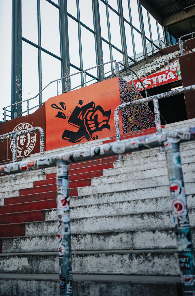 FCS06566 | Der offizielle Shop für FC St. Pauli Fotos. Wähle aus Spielszenen & Fanmomenten dein FCSP Wunschformat. Wir liefern Millerntor-Atmosphäre.