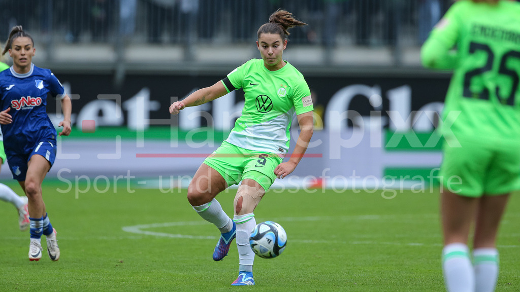 Fussball, Google Pixel Frauen-Bundesliga, VfL Wolfsburg - TSG 1899 Hoffenheim | v.li.: Lena Oberdorf (VfL Wolfsburg, 5) am Ball, Einzelbild, Ganzkörper, Aktion, Action, Spielszene, DIE DFB-RICHTLINIEN UNTERSAGEN JEGLICHE NUTZUNG VON FOTOS ALS SEQUENZBILDER UND/ODER VIDEOÄHNLICHE FOTOSTRECKEN. DFB REGULATIONS PROHIBIT ANY USE OF PHOTOGRAPHS AS IMAGE SEQUENCES AND/OR QUASI-VIDEO.