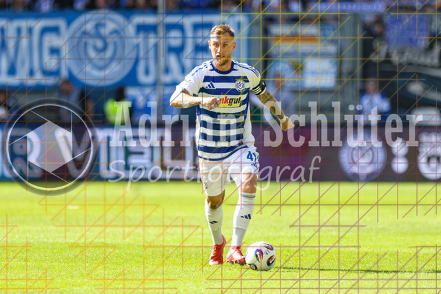 MSV Duisburg vs VfB Stuttgart II - 3. Liga | Duisburg, Deutschland, 02.08.25:   Alexander Hahn (MSV Duisburg) in Aktion am Ball, Einzelaktion waehrend des Spiels der 3. Liga MSV Duisburg vs VfB Stuttgart II in der schauinsland-reisen-arena(Foto von Brauer-Fotoagentur / Adrian Schlueter)