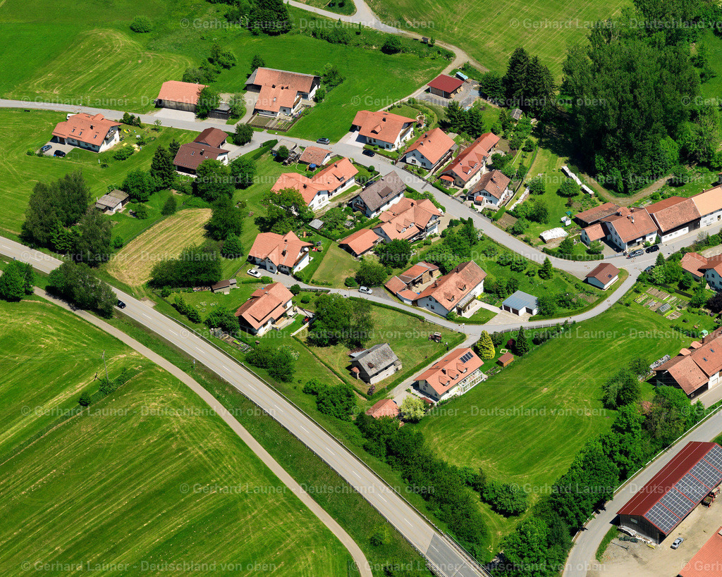 2724123 | SCHIEFWEG 19.05.2007 Wohngebiet einer Einfamilienhaus- Siedlung  in Schiefweg im Bundesland Bayern, Deutschland // Single-family residential area of settlement  in Schiefweg in the state Bavaria, Germany Foto: Gerhard Launer