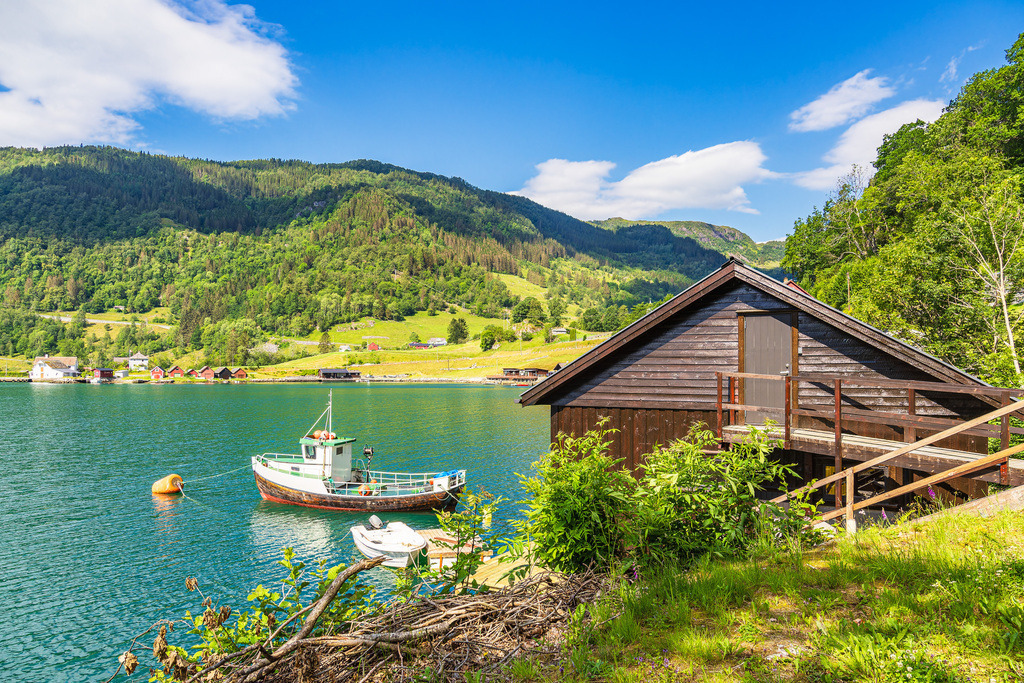 Blick auf den Åkrafjord mit Fischerboot in Norwegen | Blick auf den Åkrafjord mit Fischerboot in Norwegen.
