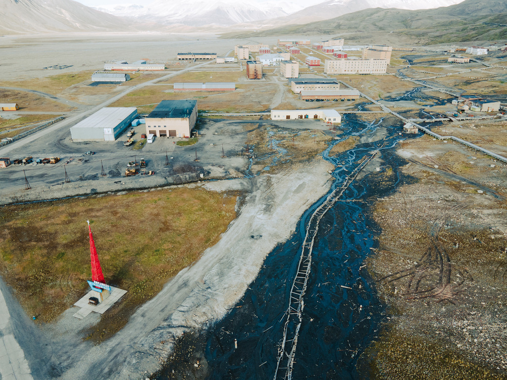 Pyramiden-auf-Spitzbergen-aus-der-Luft 12 - URBANISTER | Durch die Stadt gehen, als wohnte man woanders. Fotografie, subjektiver Urbanismus und aktiver Müßiggang. - Realisiert mit Pictrs.com
