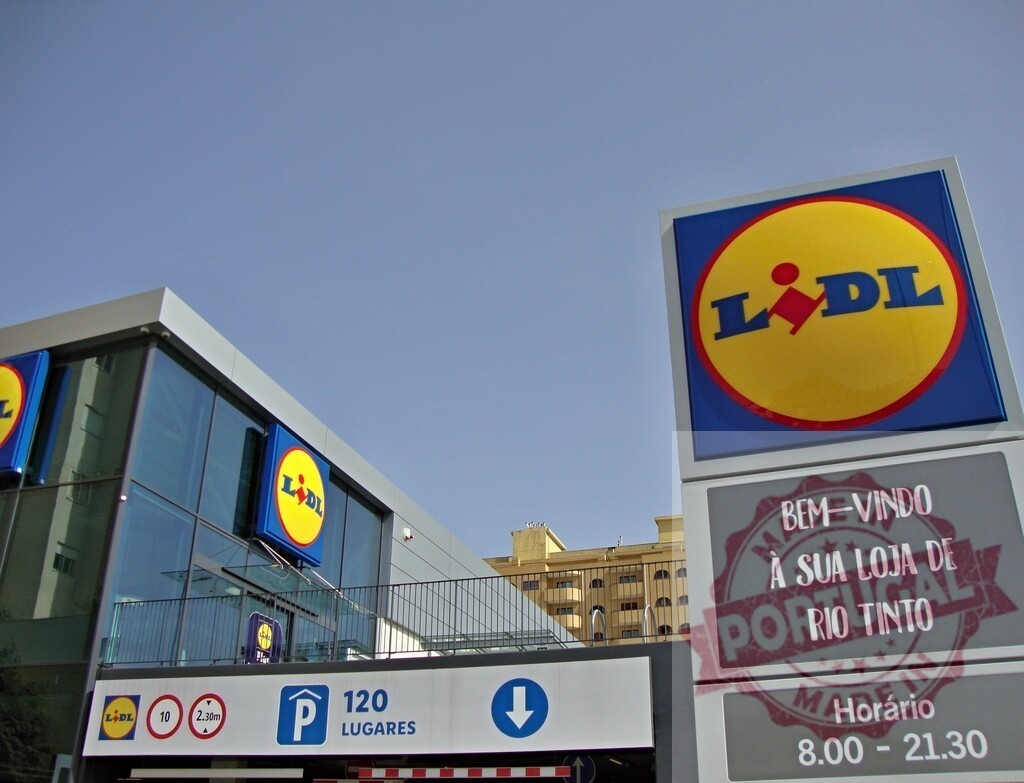 Lidl supermarket building and sign in Rio Tinto | Lidl grocery store exterior with its brand sign and parking entrance in Rio Tinto, Portugal - Realisiert mit Pictrs.com