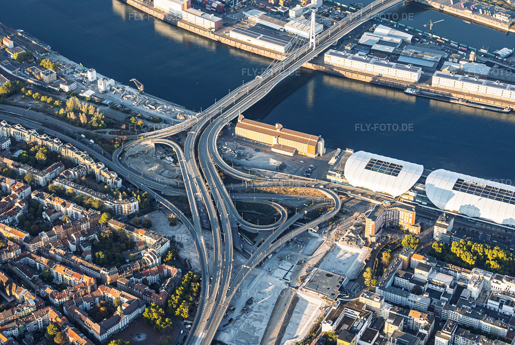 Luftbild: Auffahrt zur gesperrten Kurt-Schumacher-Brücke (B44) nach Sprengung des Würfelbunkers und Abriss des Rathaus-Centers und ZG Raiffeisen Getreidesilo am Rheinufer im Ortsteil Mitte in Ludwigshafen im Bundesland Rheinland-Pfalz in Deutschland. – Foto: IMG_159715.jpg vom 06.10.2026 durch Werner Riehm/FLY-FOTO.de – Auflösung des Originals: 5208 x 3491 px
