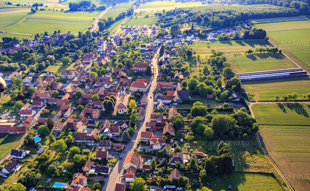 Vue aérienne: Vue de la ville depuis l'est à Kutzenhausen dans le département Bas Rhin, France – .Photo: IMG_080223.jpg prise le 05/06/2015 par Werner Riehm/FLY-FOTO.eu – Résolution de l'original: 5472 x 3372 px