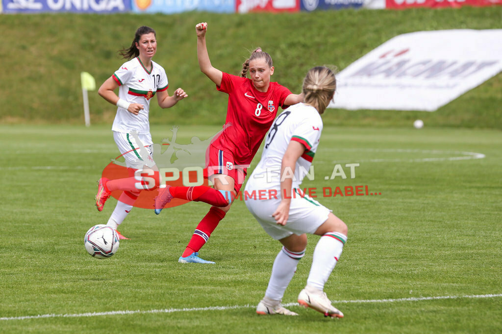 Norwegen U19  Bulgarien U19 | Zdravka Parapunova (BUL #10) Irene Dirdal (Norway #8) Kristina Karaivanova (BUL #8) ; Norwegen U19  Bulgarien U19 am 13.05.2022 in Wels
(Huber Arena), AUSTRIA, (Photo by Ernst Krawagner sport-fan.at) - Realisiert mit Pictrs.com
