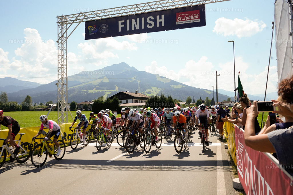 389_20230817_Bewerb_Maenner_Muehlanger | AUT - OESTERREICH, 2023-08-16: SPORT RENNRAD-FAHREN - 55. INTERNATIONALER RADWELTPOKAL IN ST. JOHANN IN TIROL  - Vintage-Radrennen mit WM-Bronze-Medaillen-Siegerin Christina Schweinberger, den Teilnehmer und Alexander Baumann (vom Orginastions-Team) - TAG 2 BEWERB MAENNER IN SECHS GRUPPEN  ; Foto: Roland Muehlanger