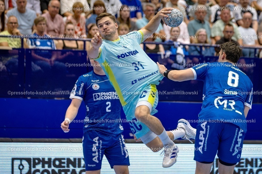 xKWIx07092501020 | 07.09.2025, xkwix, Handball, 1. Handball-Bundesliga, DAIKIN HBL 2025/26, TBV Lemgo Lippe - VfL Gummersbach, PHOENIX CONTACT Arena: Kay Smits (VfL Gummersbach #31) im Zweikampf gegen Frederik Simak (TVB Lemgo Lippe #8)