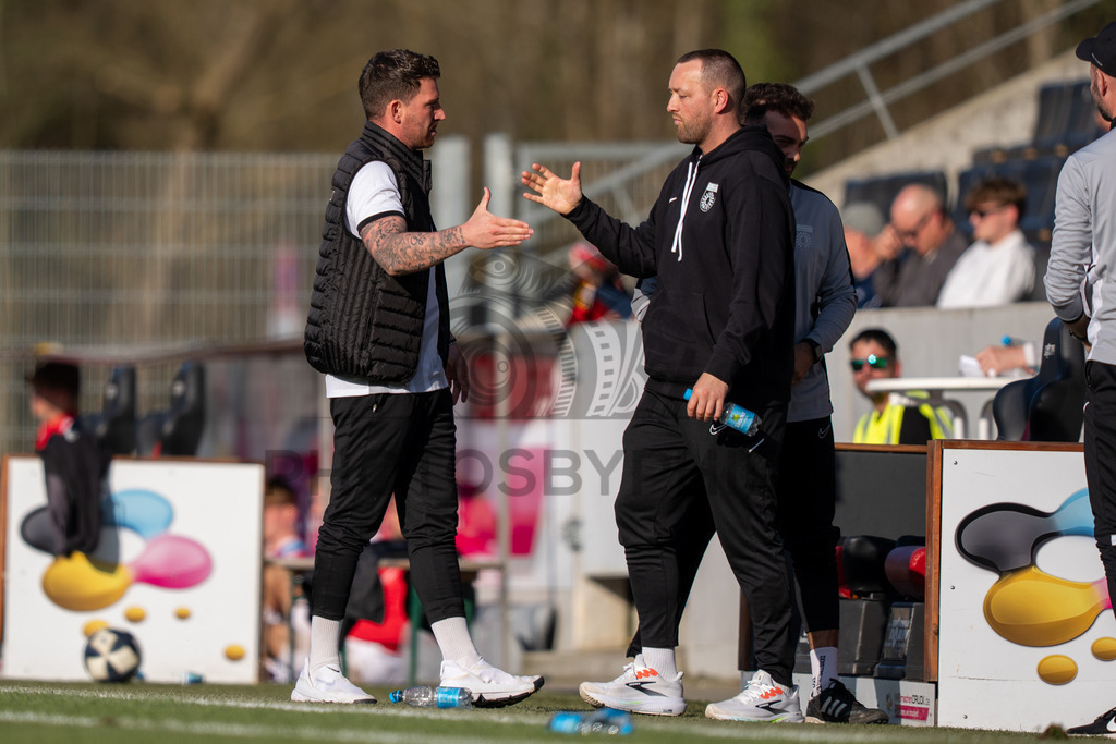 SG Sonnenhof Großaspach vs. KSV Hessen Kassel, Fussball, Regionalliga Südwest, 23. Spieltag, Saison 2025/2026, 07.03.2026 | Pascal Reinhardt (Trainer SG Sonnenhof Großaspach) und Julian Schieber (sportilicher Leiter SG Sonnenhof Großaspach),SG Sonnenhof Großaspach vs. KSV Hessen Kassel, Fussball, Regionalliga Südwest, 23. Spieltag, Saison 2025/2026, 07.03.2026Foto: photosbyphips/Philip Ziegler