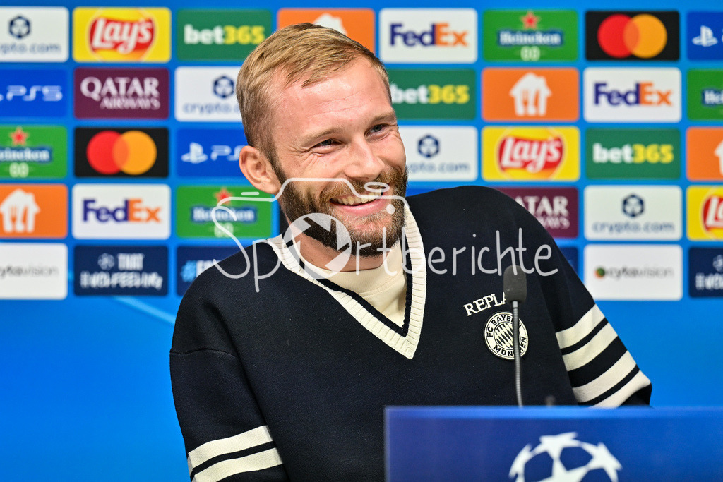 Paphos FC - FC Bayern München | im Bild Konrad LAIMER (FC Bayern Muenchen 27) auf der Pressekonferenz vor dem Spiel in Pafos / Einzelfoto / Freisteller