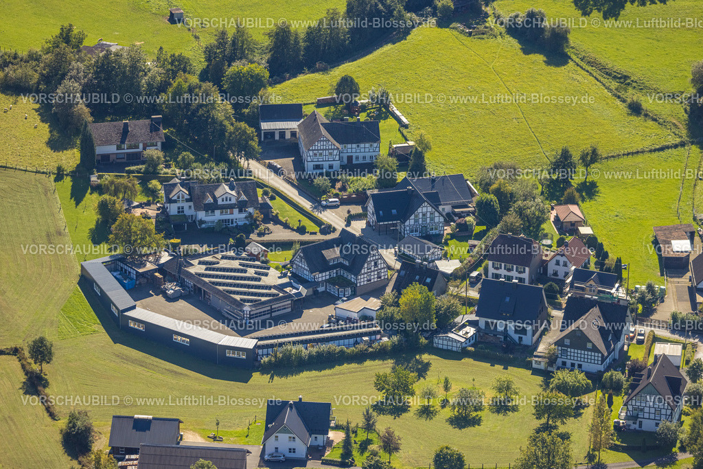 Lennestadt230909959Saalhausen | Luftbild, Fachwerkhäuser, Wohnen und Leben, Saalhausen, Lennestadt, Sauerland, Nordrhein-Westfalen, Deutschland