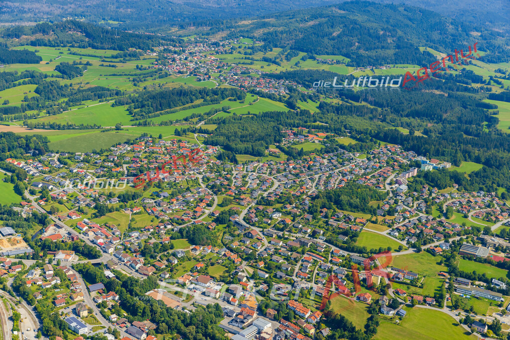 zwiesel-orthofoto-stadt-5310-jahr-2025 | Luftaufnahme von Zwiesel - Die Luftaufnahme wurde 2025 vom UL-Flugzeug heraus erstellt ( keine Drohne ) - Hochauflösende Luftaufnahme - für professionelle Ausdrucke geeignet. Die Geschenkidee !Mit Lizenz und Bildrechte bestellbar