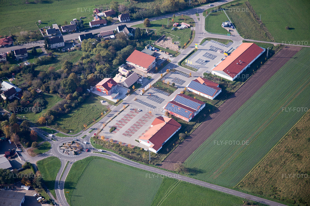 Luftbild: Einkaufszentrum Mühläcker an der frz. Grenze mit NETTO; ROSSMANN, PENNY, TEDi im Ortsteil Neulauterburg in Berg im Bundesland Rheinland-Pfalz in Deutschland. Foto: IMG_075809.jpg vom 02.11.2014 durch Werner Riehm/FLY-FOTO.de