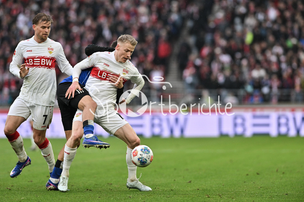 VfB Stuttgart - Hamburger SV | STUTTGART, GERMANY - 12. APRIL: tackle between Maximilian MITTELSTÄDT (VfB Stuttgart 7), William MIKELBRENCIS (Hamburger SV 2) and Immanuel PHERAI (Hamburger SV 10) during the Bundesliga Match between VfB Stuttgart vs. Hamburger SV on Matchday 29 at MHP Arena / DFL REGULATIONS PROHIBIT ANY USE OF PHOTOGRAPHS AS IMAGE SEQUENCES AND/OR QUASI-VIDEO