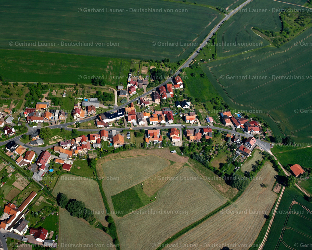 2634014 | SIEMERODE 09.06.2006 Landwirtschaftliche Nutzflächen und Feldgrenzen  umsäumen das Siedlungsgebiet des Dorfes in Siemerode im Bundesland Thüringen, Deutschland // Agricultural land and field boundaries surround the settlement area of the village  in Siemerode in the state Thuringia, Germany Foto: Gerhard Launer