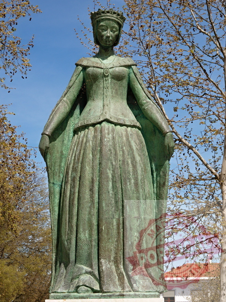 Queen Eleanor of Viseu bronze statue in Beja | Queen Eleanor of Viseu statue featuring a bronze finish and regal attire - Realized with Pictrs.com