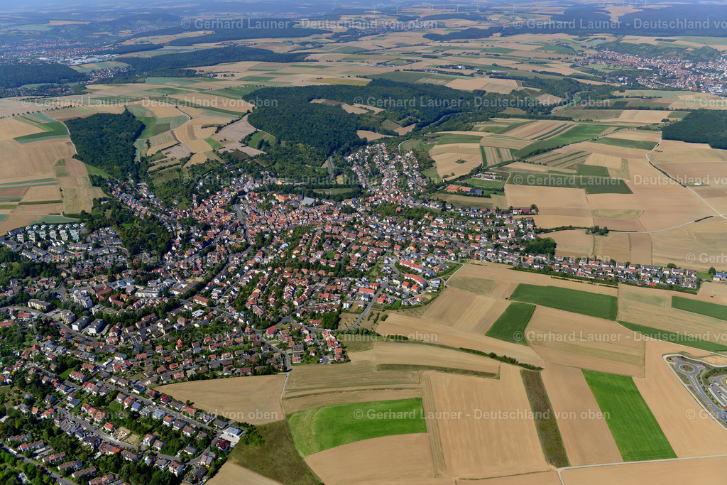 3650161 | VERSBACH 31.08.2016 Ortsansicht am Rande von landwirtschaftlichen Feldern und Nutzflächen in Versbach im Bundesland Bayern, Deutschland. // Village view on the edge of agricultural fields and land in Versbach in the state Bavaria, Germany. Foto: Gerhard Launer