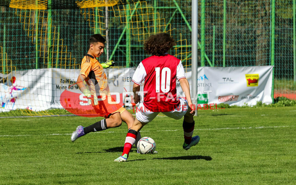 AUSTRIA U15 - MEXICO U15 | FABIAN SILBER (Austria #10) Cristo Navarete (Mexico #1) ; AUSTRIA U15 - MEXICO U15 am 29.04.2022 in Arnoldstein
(Sportplatz), AUSTRIA, (Photo by Ernst Krawagner sport-fan.at) - Realisiert mit Pictrs.com
