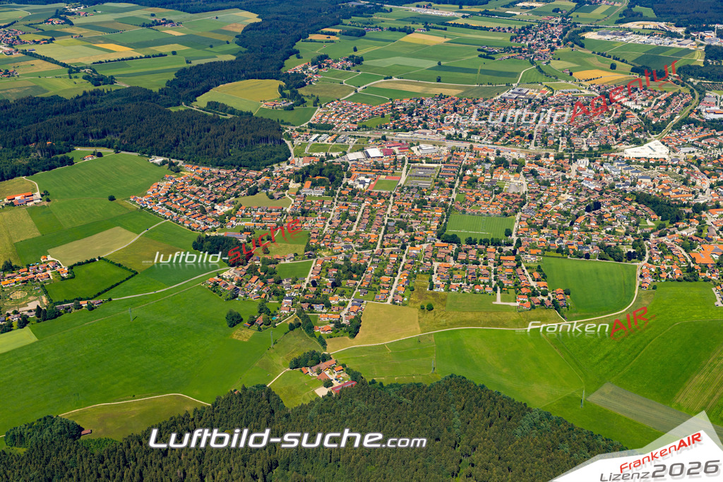 Aktuelles Luftbild von  Holzkirchen - Die Luftaufnahme wurde 2022 mittels UL-Flugzeug erstellt ( keine Drohne ) - hochauflösende Kamera-Systeme von  Canon -Beste Qualität - Für grossformatige Ausdrucke geeignet. Die Geschenkidee !