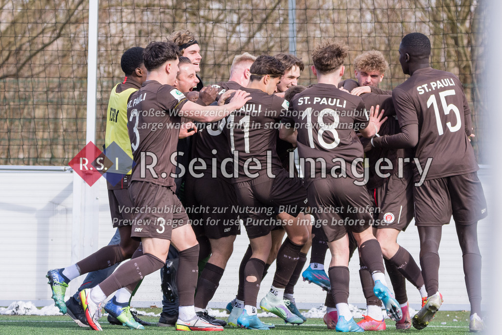 Fußball, Saison 2021/22, A-Junioren Bundesliga, Hamburger SV - FC St. Pauli, Paul-Hauenschild-Plätze (Norderstedt), 02.04.2022, 16. Spieltag | Pauli Spieler jubeln über einen Treffer.