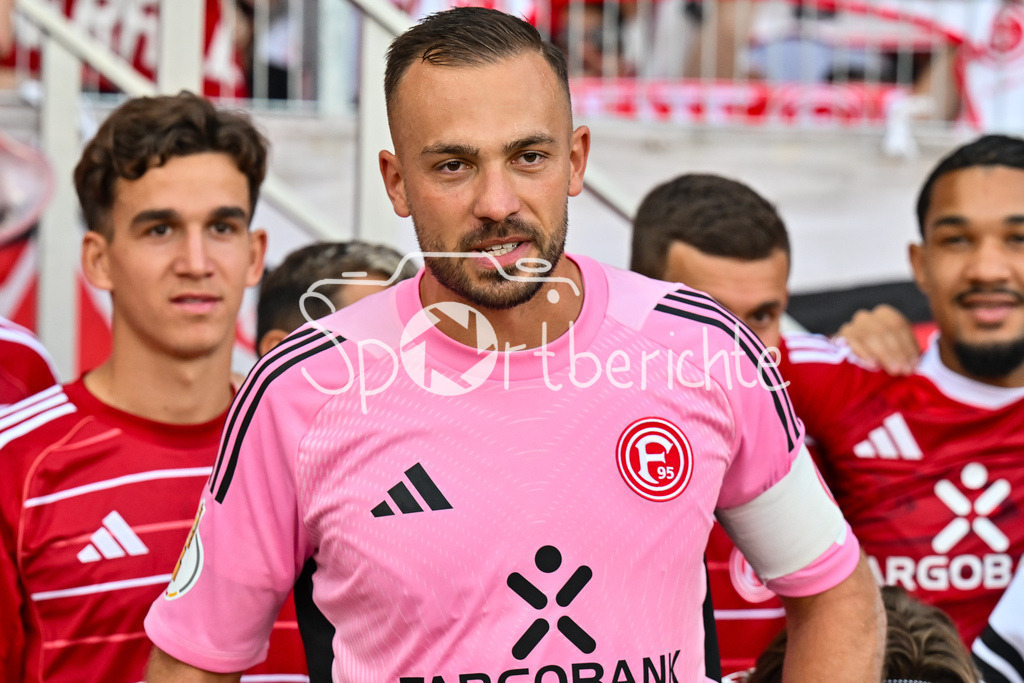 1. FC Schweinfurt 05 - Fortuna Düsseldorf | Die Spieler der Fortuna feiern zusammen mit den Fans den Pokalsieg in Schweinfurt / DFB-Pokal: 1. FC Schweinfurt 05 - Fortuna Düsseldorf; Riedel-Bau Arena am 18.08.2025 / Florian KASTENMEIER (Fortuna 33)