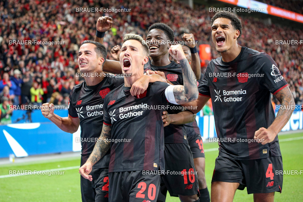 Bayer 04 Leverkusen vs Eintracht Frankfurt - Bundesliga  | Leverkusen, Deutschland, 12.09.25:   Alejandro Grimaldo (Bayer 04 Leverkusen) Torjubel, jubelt mit seiner Mannschaft nach dem Treffer zum 3:1 waehrend des Spiels der Bundesliga zwischen  Bayer 04 Leverkusen vs Eintracht Frankfurt in der BayArena(Foto von Brauer-Fotoagentur / Adrian Schlueter)