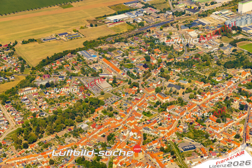 Luftbild der Stadt Querfurt - Die Luftaufnahme wurde 2025 vom UL-Flugzeug heraus erstellt ( keine Drohne ) - Hochauflösende Luftaufnahme - für professionelle Ausdrucke geeignet. Die Geschenkidee !Hier alle&nbsp;Infos zur Lizenzierung der LuftaufnahmeWir fliegen auch dieses Jahr wieder in Ihre Region um Luftbilder zu erstellen.- Luftbild anfragen