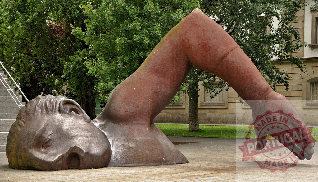 Large swimmer bronze sculpture emerging from ground in Bilbao. Galicia - Spain | Bronze swimmer sculpture by Xavier Mascaró depicting a head and arm appearing from the earth - Realized with Pictrs.com