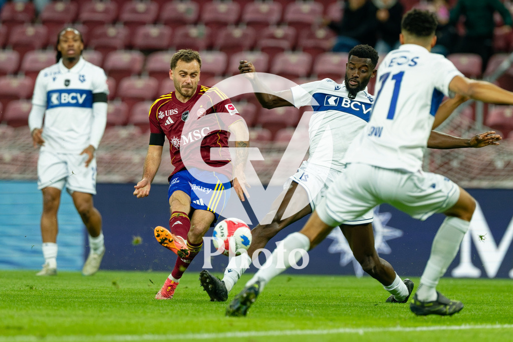Brack Super League - Servette FC v FC Lausanne-Sport | Timothe Cognat (8 Servette FC) shoots the ball (action) under pressure of Kevin Mouanga (14 FC Lausanne-Sport)  during the Brack Super League match between Servette FC and FC Lausanne-Sport at Stade de Geneve in Geneva, Switzerland