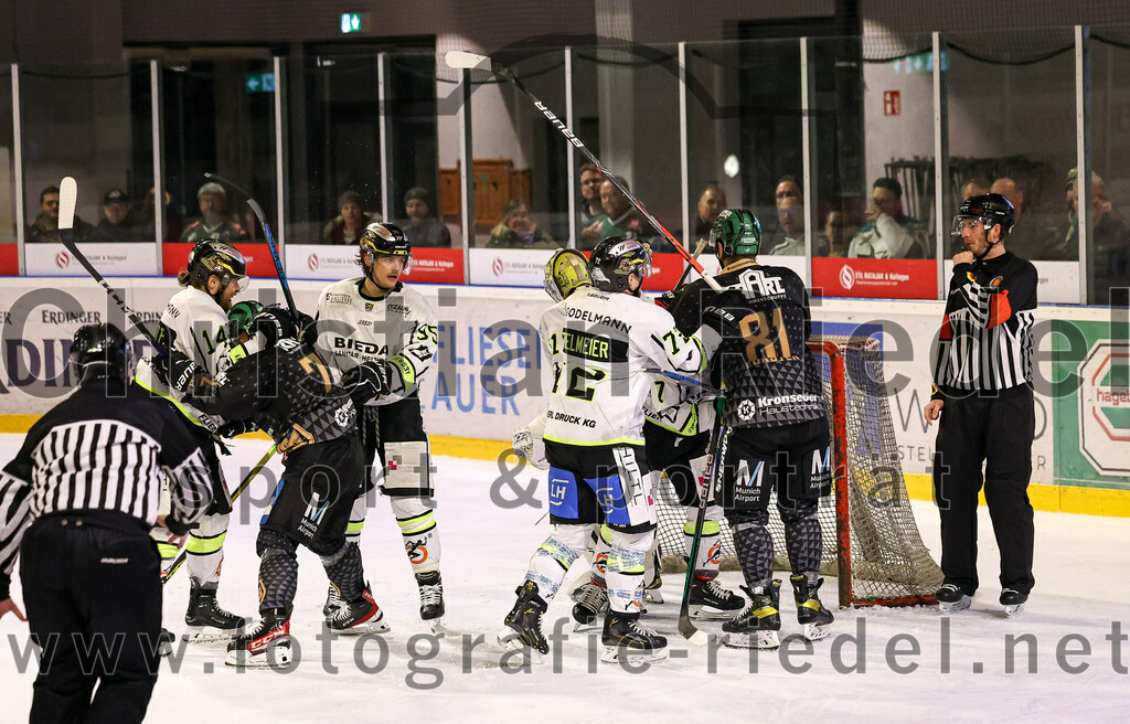 2024-02-16_098_TSV_Erding_gegen_ERSC_Amberg | Erding, Deutschland, 16.02.2024:
Eishockey, Bayernliga Playoffs 2023 / 2024, 1. Spieltag, TSV Erding gegen ERSC Amberg, Endergebnis: 1:2

Felix Schwarz (ERSC Amberg, #14), Philipp Michl (Erding Gladiators, #77), Andreas Pielmeier (ERSC Amberg, #72), Maximilian Forster (Erding Gladiators, #81)

Foto: Christian Riedel / fotografie-riedel.net