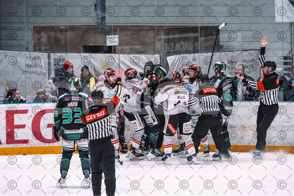 Alligators_vs_Memmingen_05_12_2025-190 | Höchstadt Alligators Fotogalerie: Eishockey-Action aus Franken. Professionelle Spielfotos, Portraits & Stadionbilder zum Download. Jetzt entdecken! - Realisiert mit Pictrs.com