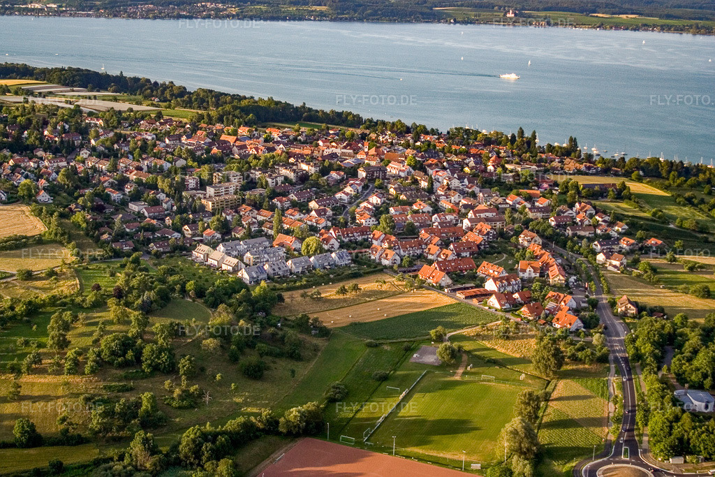 Luftbild: Ortsansicht von Südwesten im Ortsteil Litzelstetten in Konstanz im Bundesland Baden-Württemberg in Deutschland. – Foto: IMG_11619.jpg vom 05.07.2008 durch Werner Riehm/FLY-FOTO.de – Auflösung des Originals: 3456 x 2304 px