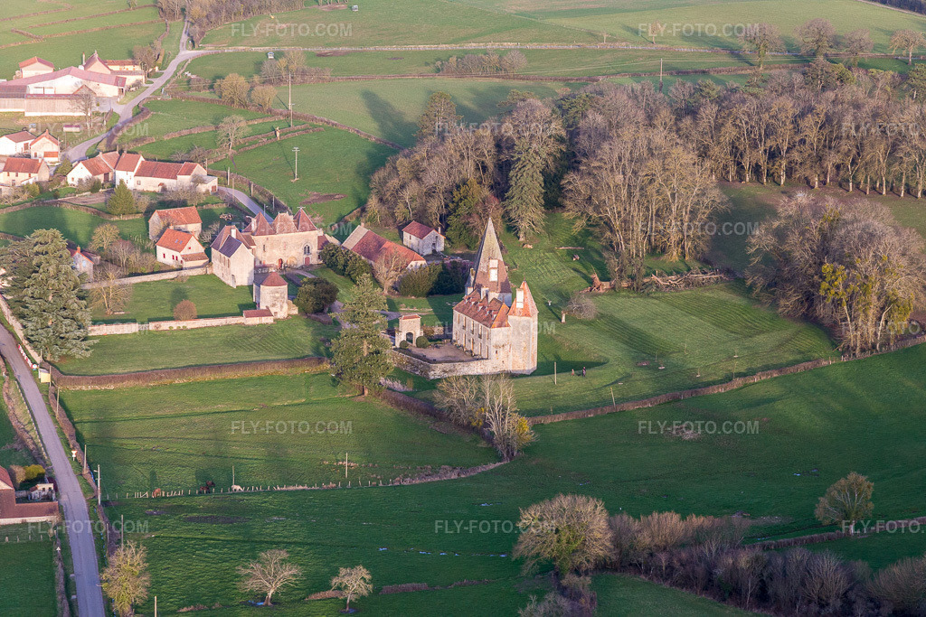 Aerial view: Château de Morlet in Burgundy in Morlet in the state Saone et Loire, France. – Photo: IMG_105516.jpg taken on 04/01/2018 by Werner Riehm/FLY-FOTO.com – Resolution of the original: 5472 x 3648 px