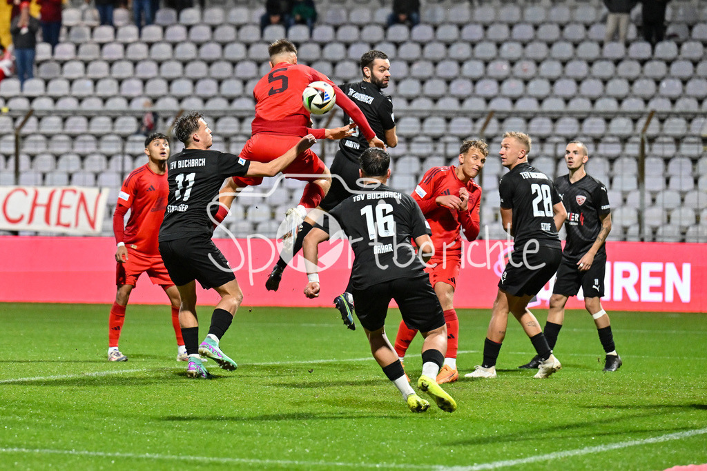 FC Bayern Amateure - TSV Buchbach | Nach einem Eckball kommt Paul SCHOLL (FC Bayern München II #5) nicht an den BAll / Regionalliga Bayern: FC Bayern München II - TSV Buchbach, Gruenwalder Stadion am 27.09.2024