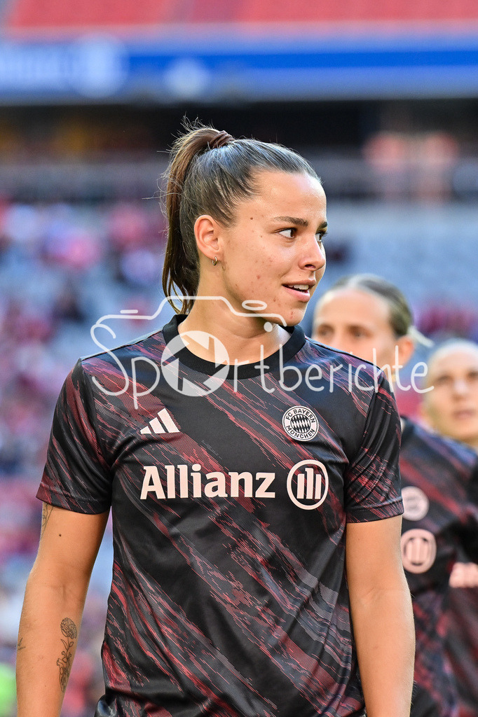 FC Bayern München - Bayer 04 Leverkusen | Im Bild Lena OBERDORF (FC Bayern München Frauen 8) beim warmmachen vor der Partie / Einzelfoto / Freisteller / Google Pixel Frauen-Bundsliga: FC Bayern München - Bayer 04 Leverkusen; Allianz Arena am 06.09.2025