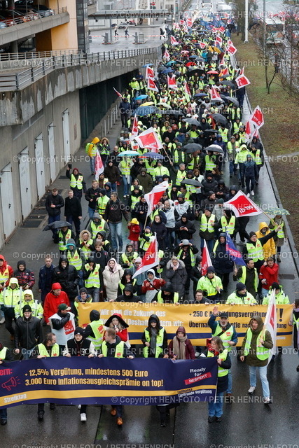 20240207-_11A6518-warnstreik-lufthansa-Frankfurt-HEN-FOTO | 07.02.2024 Vereinigte Dienstleistungsgewerkschaft VERDI ruft bundesweit für Mittwoch bis Donnerstag (7./8.2.24) zu Warnstreik Kundgebung und Demonstration um Terminal 1 für das Bodenpersonal am Flughafen Frankfurt für Lohnerhöhung und Inflationsausgleich auf (Foto: Peter Henrich) - Realisiert mit Pictrs.com