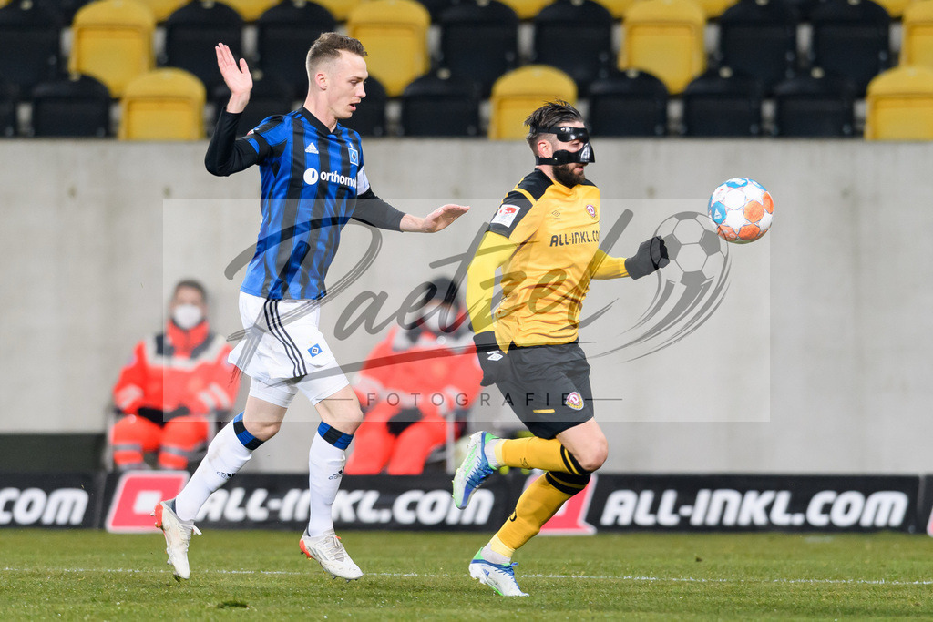 SGDHSV20220114_117 | Fussball, Herren: Sebastian Schonlau (Hamburger SV) und Brandon Borrello (SG Dynamo Dresden) im Zweikampf bei dem Spiel der 2. Bundesliga zwischen SG Dynamo Dresden und Hamburger SV im Rudolf-Harbig-Stadion am 14.01.2022 in Dresden, Deutschland.DFB / DFL REGULATIONS PROHIBIT ANY USE OF PHOTOGRAPHS AS IMAGE SEQUENCES AND/OR QUASI-VIDEO. - Realisiert mit Pictrs.com