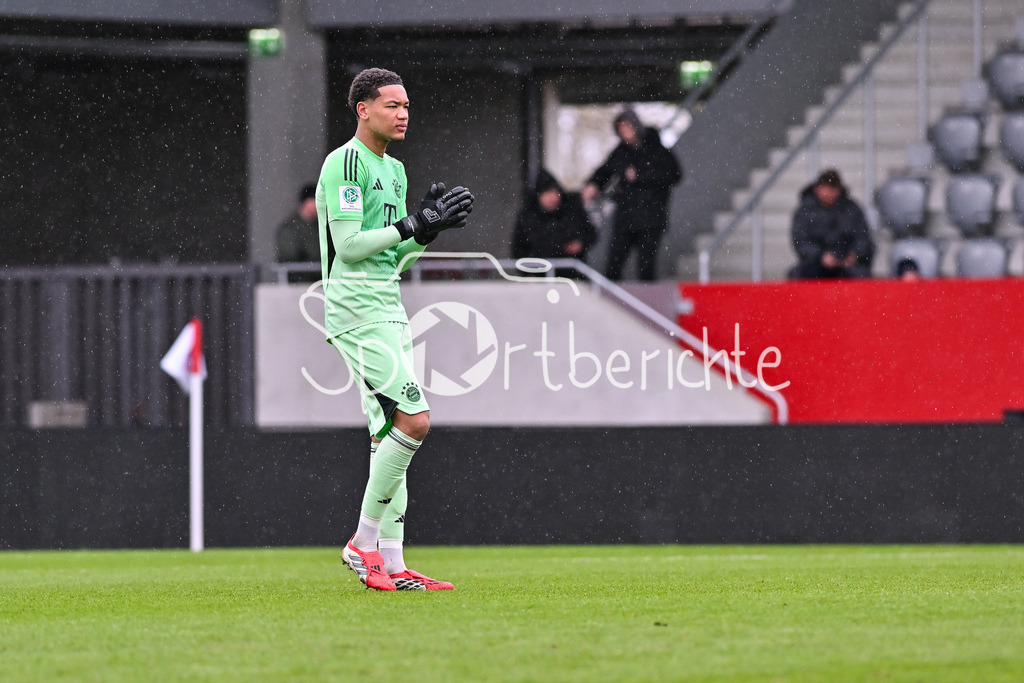 FC Bayern München - Berliner Athletik Klub | MUNICH, GERMANY - 21. FEBRUARY: im Bild Leonard PRESCOTT (FC Bayern München U19 1) / Einzelfoto / Freisteller während dem Spiel zwischen der U19 des FC Bayern München und der U19 des Berliner Athletik Klubs am 3. Spieltag der DFB-U19 Nachwuchsliga am FC Bayern Campus